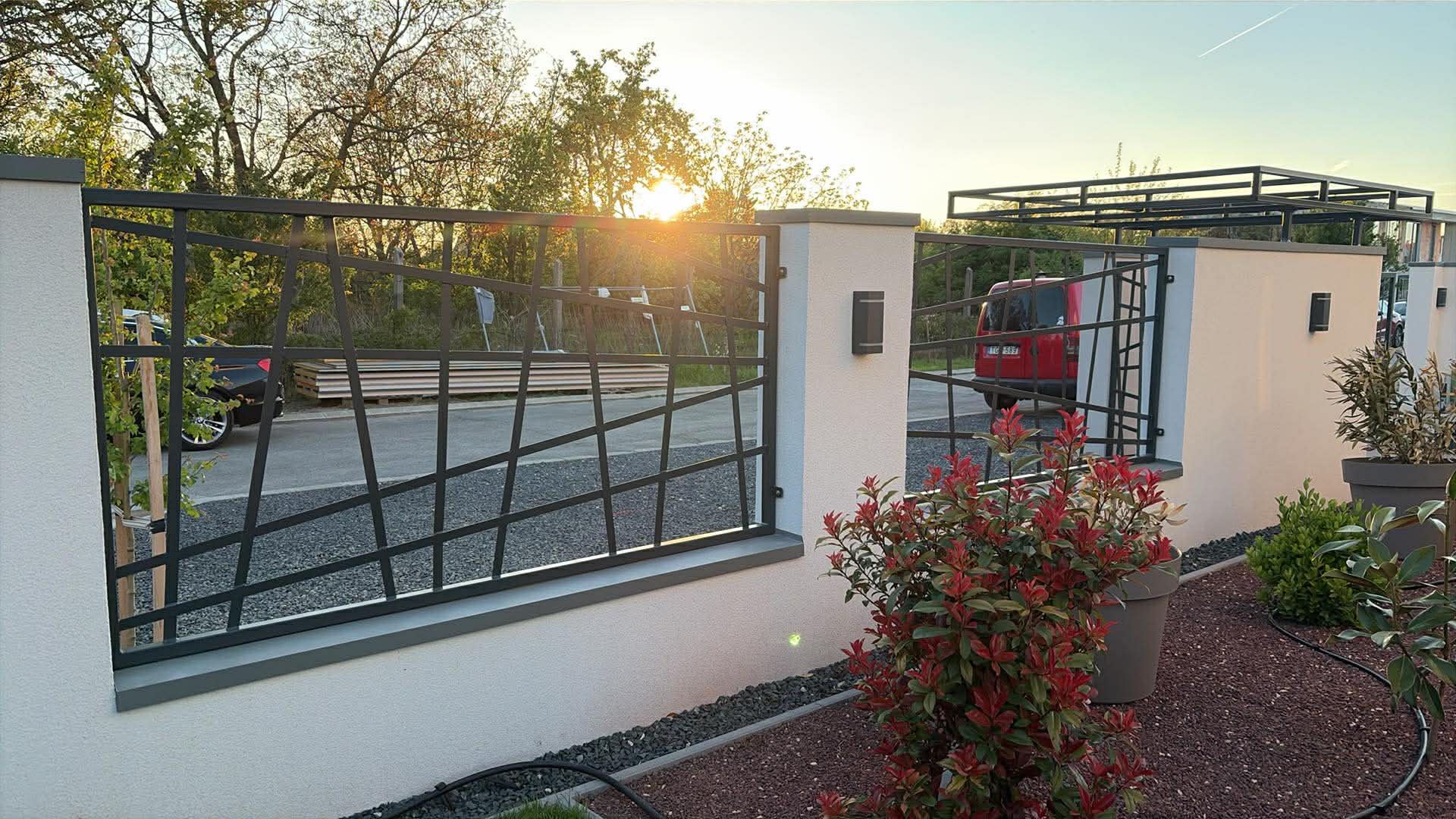 Modern családi ház — kerítés, kapuk, pergola — 4