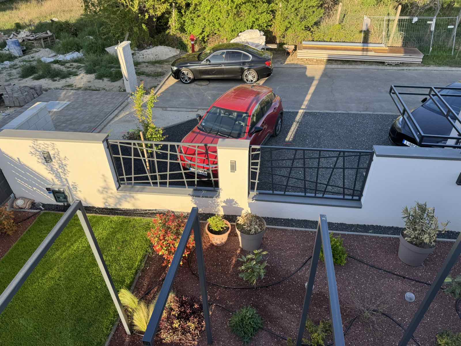 Modern családi ház — kerítés, kapuk, pergola — 11