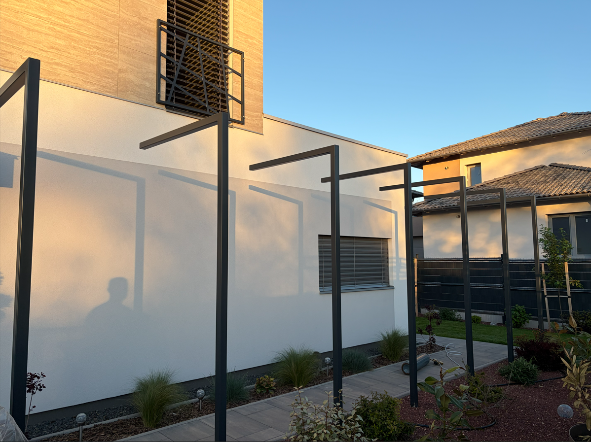 Modern családi ház — kerítés, kapuk, pergola — 3