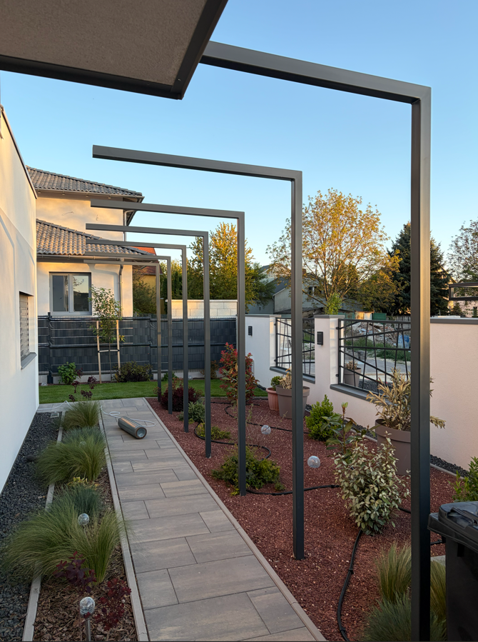 Modern családi ház — kerítés, kapuk, pergola — 2