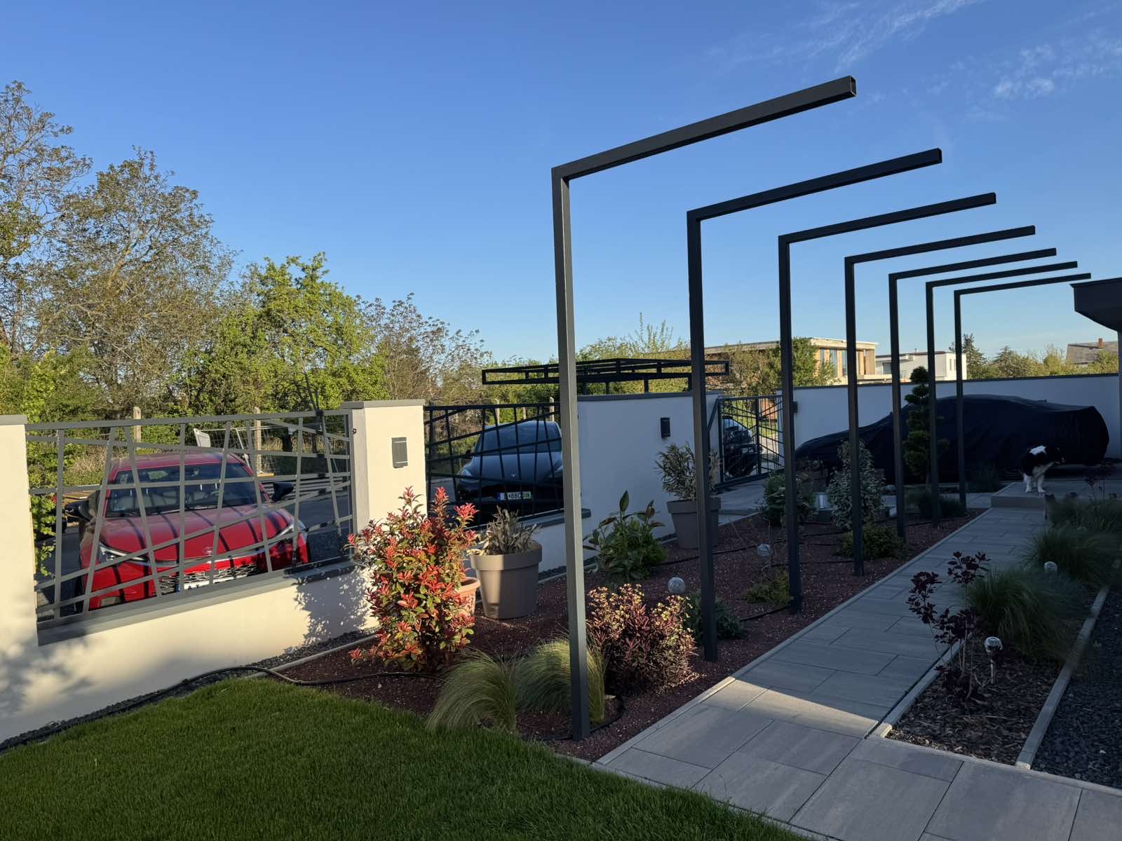 Modern családi ház — kerítés, kapuk, pergola — 8