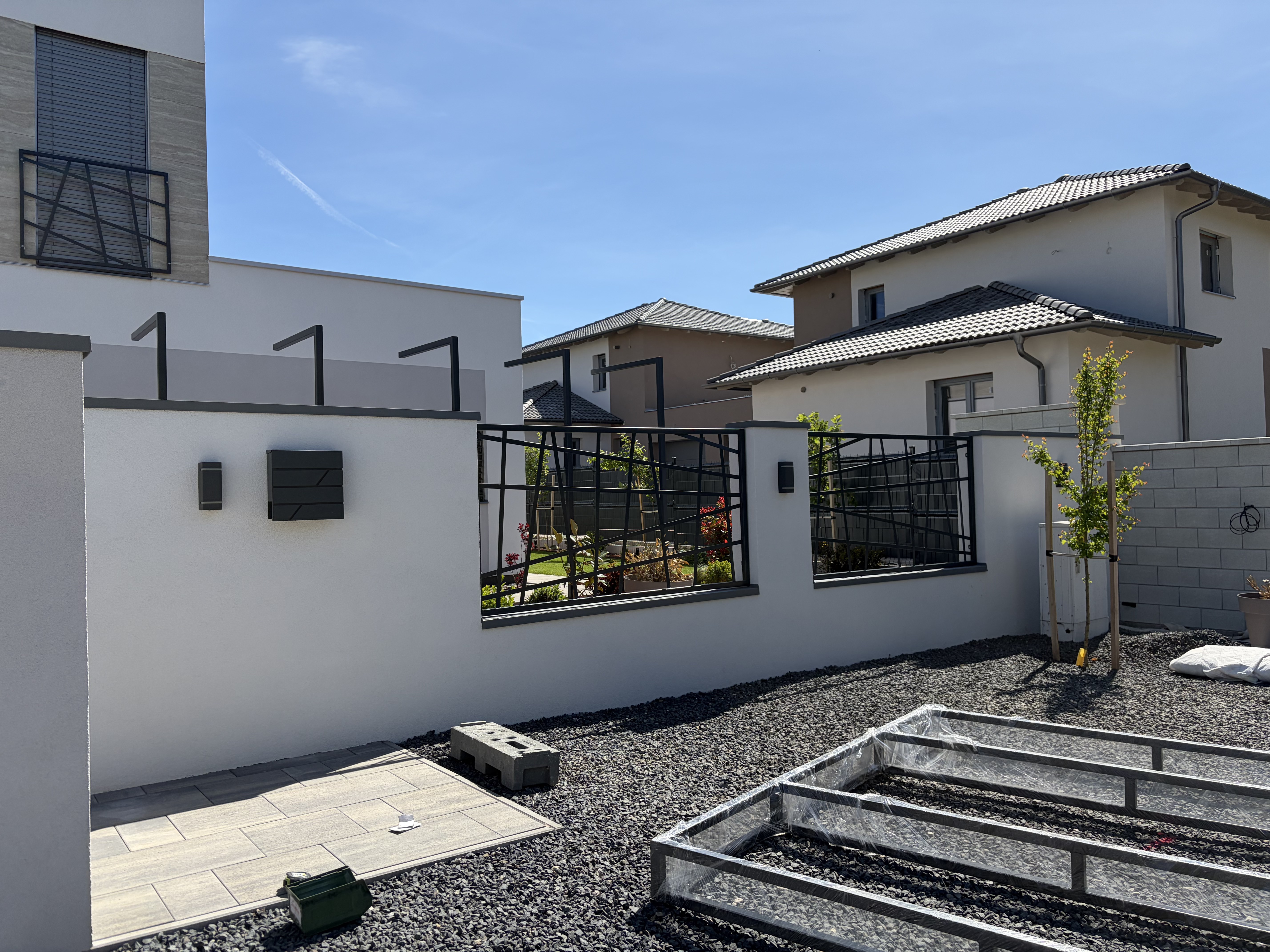 Modern családi ház — kerítés, kapuk, pergola — 1
