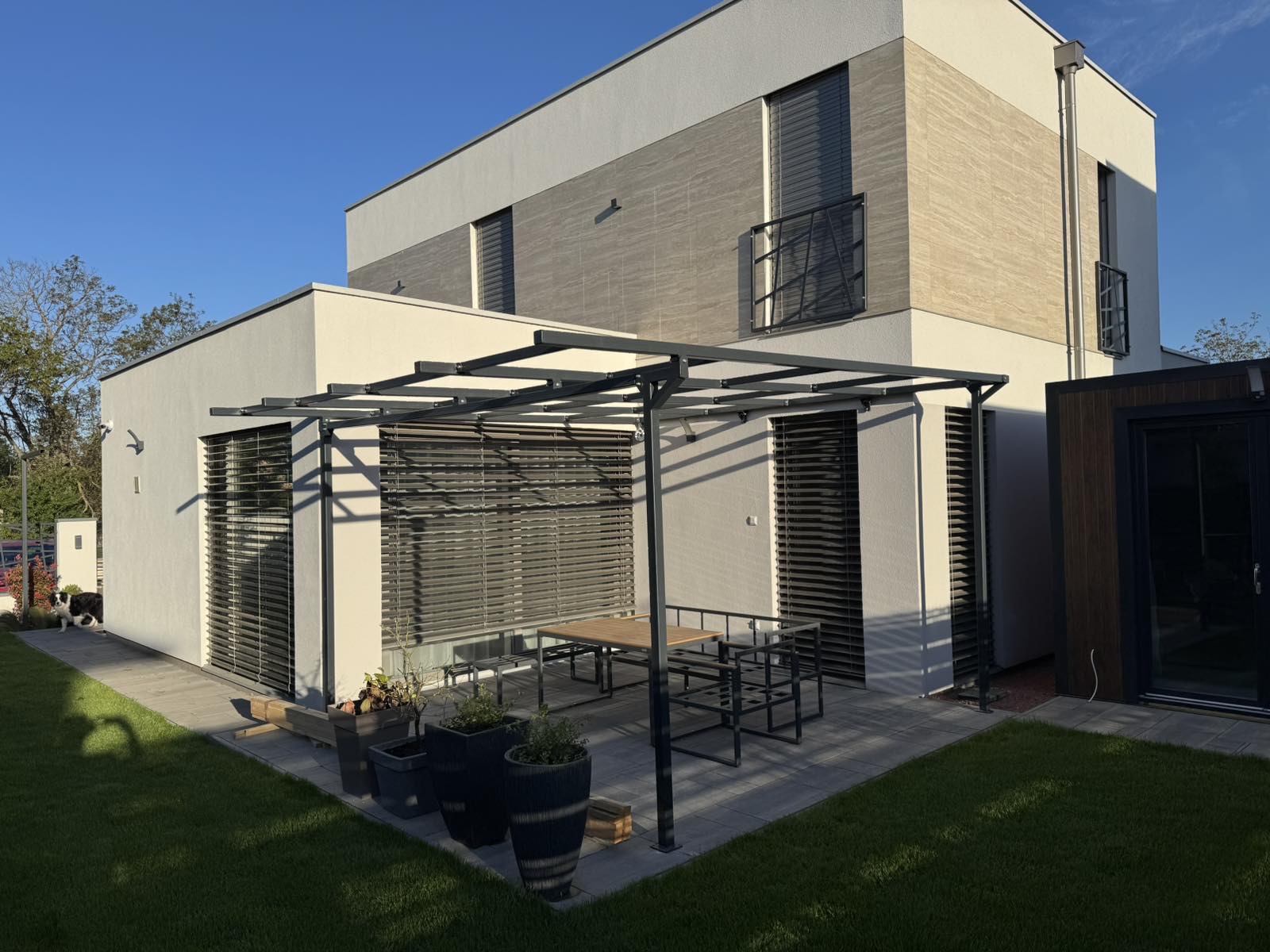 Modern családi ház — kerítés, kapuk, pergola — 2