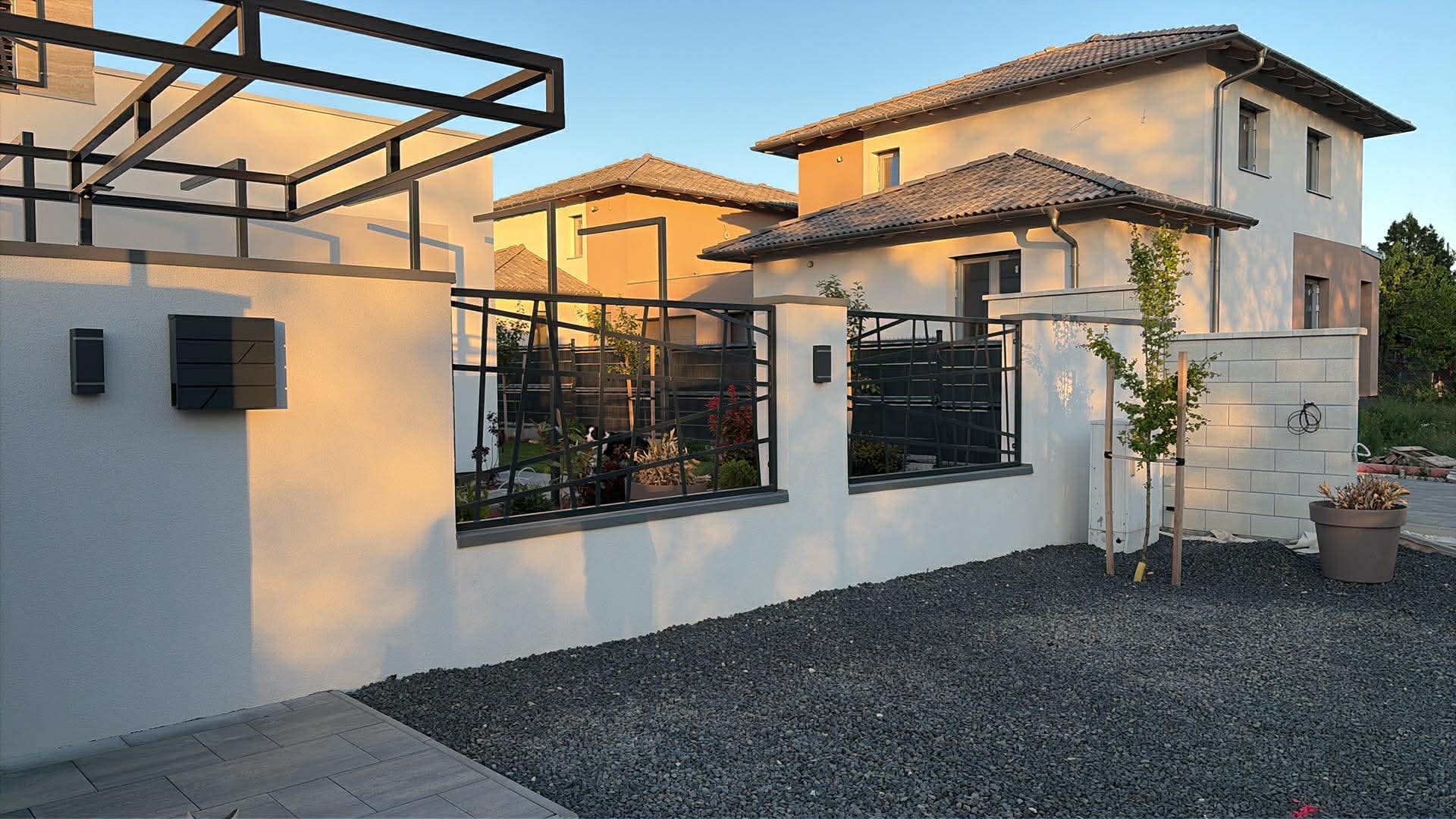 Modern családi ház — kerítés, kapuk, pergola — 7