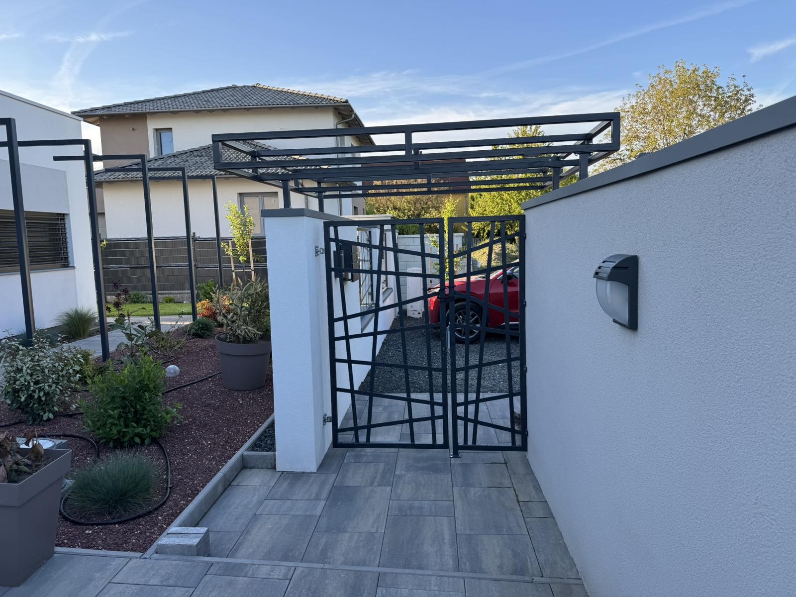 Modern családi ház — kerítés, kapuk, pergola — 6