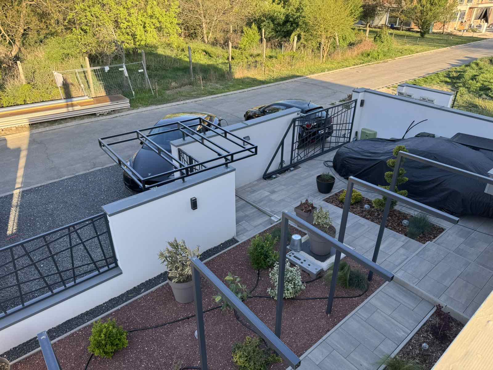 Modern családi ház — kerítés, kapuk, pergola — 12