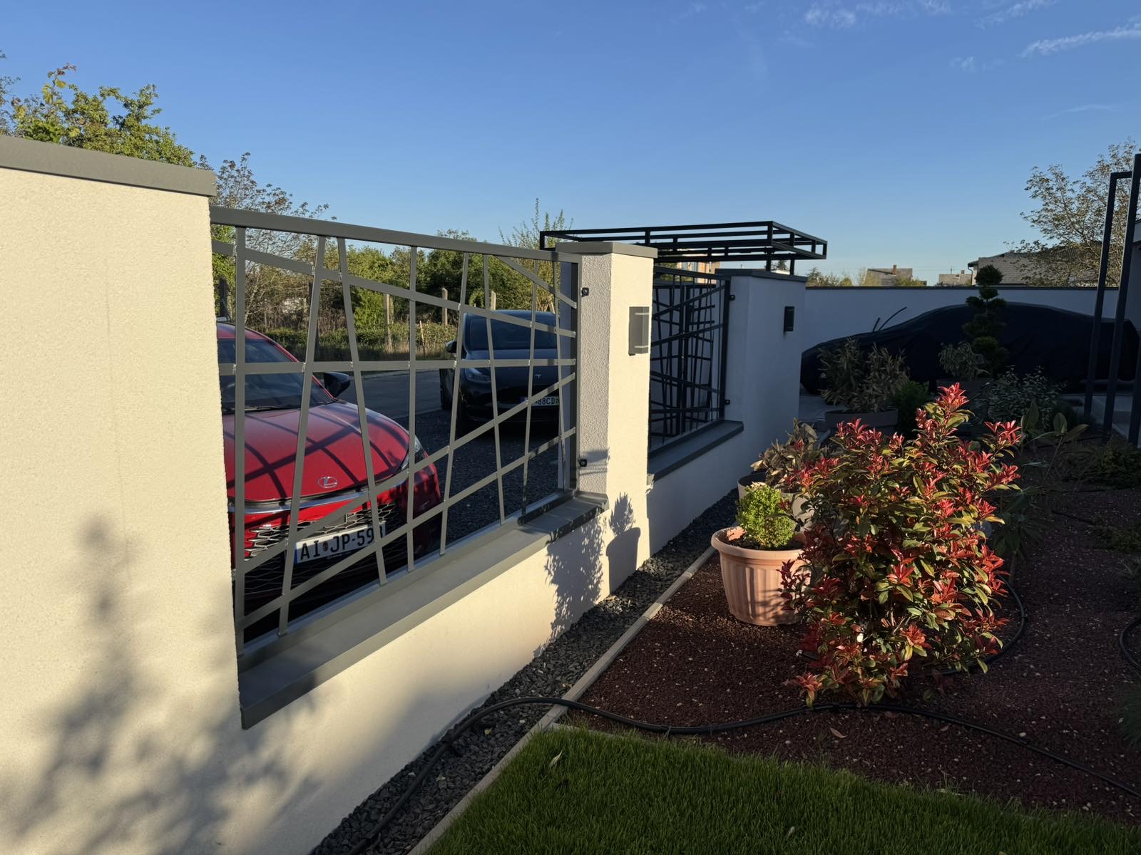 Modern családi ház — kerítés, kapuk, pergola — 9