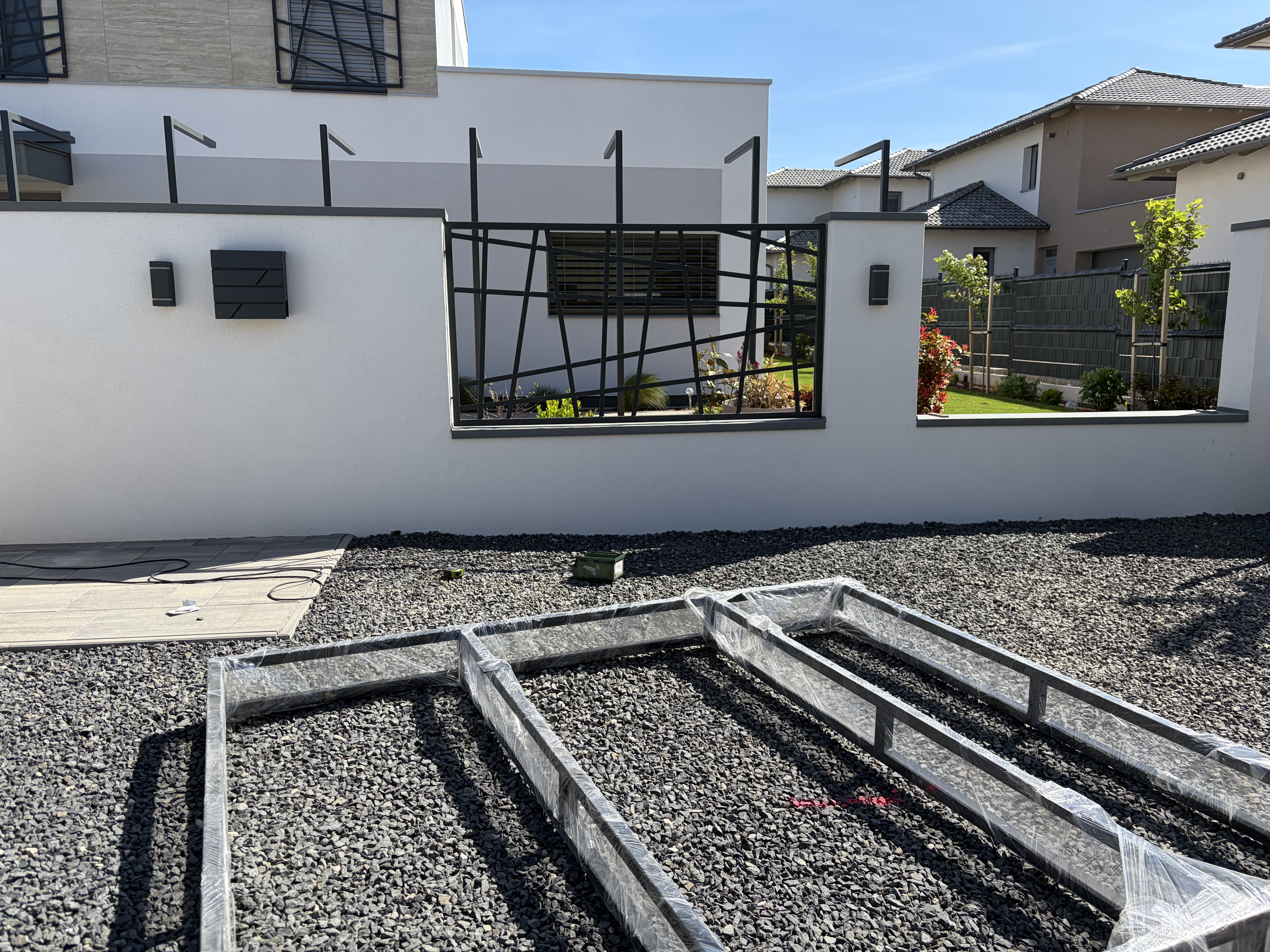 Modern családi ház — kerítés, kapuk, pergola — 2