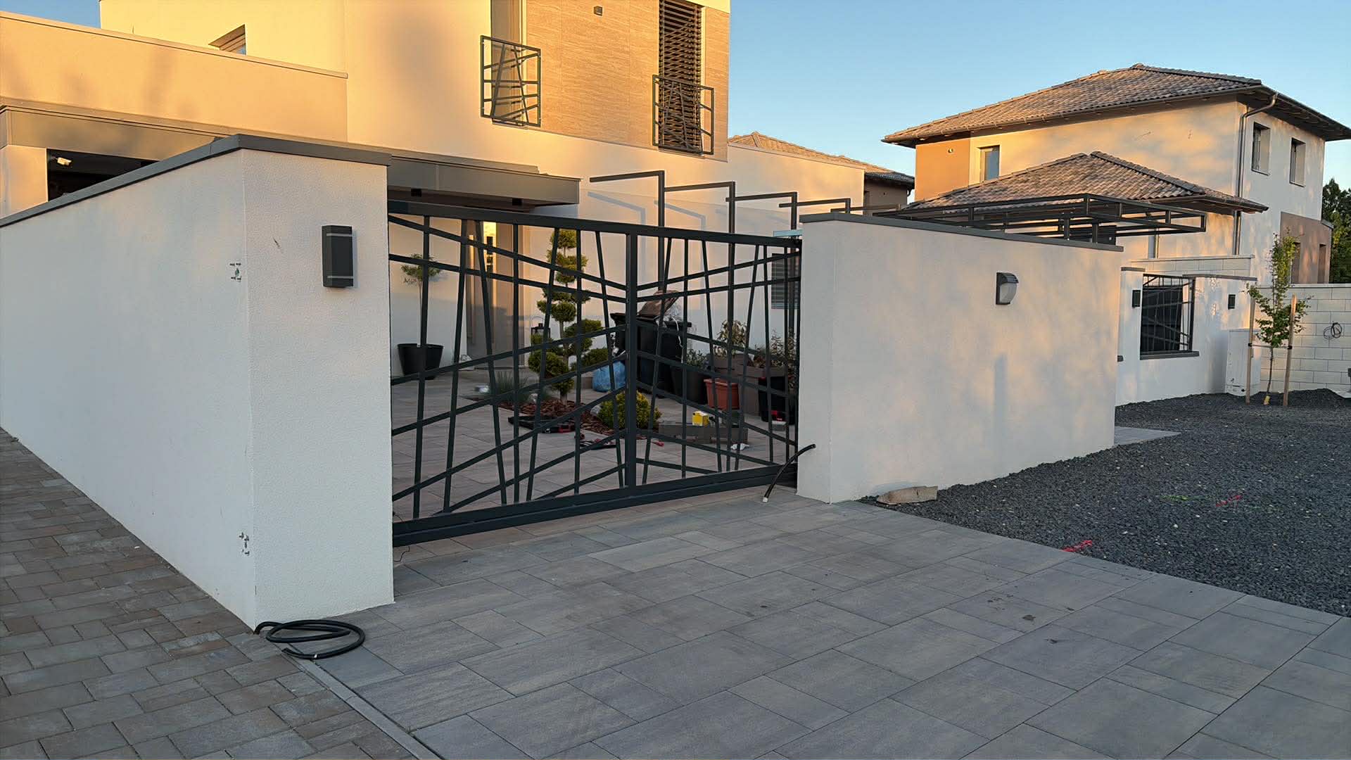 Modern családi ház — kerítés, kapuk, pergola — 5