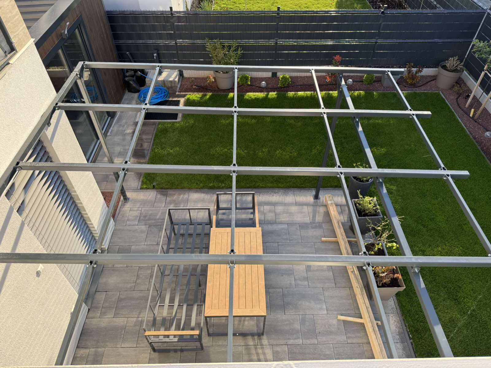 Modern családi ház — kerítés, kapuk, pergola — 4