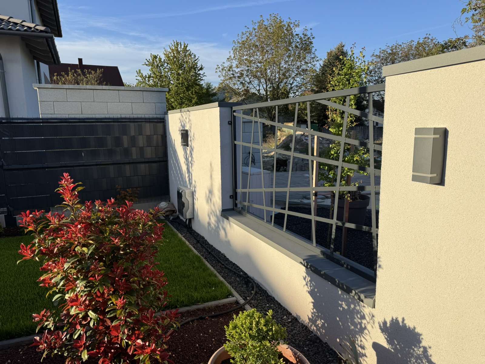 Modern családi ház — kerítés, kapuk, pergola — 10