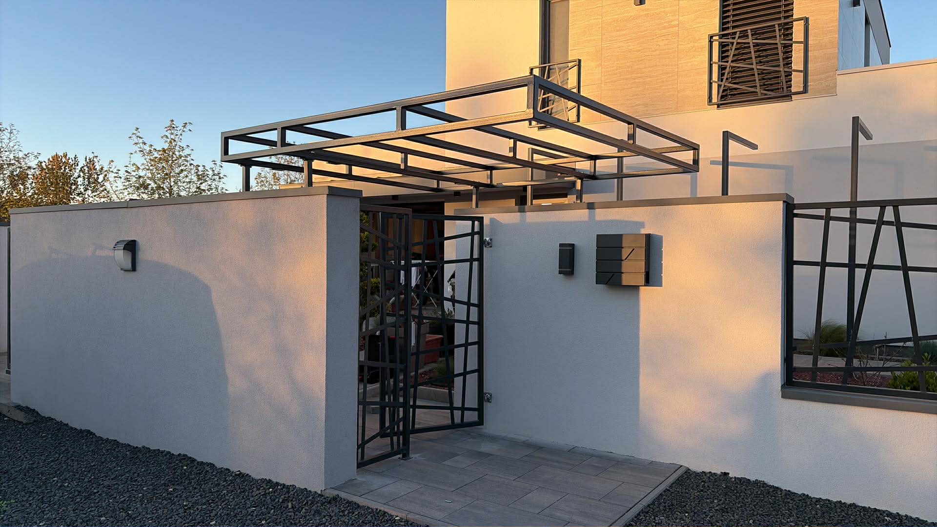 Modern családi ház — kerítés, kapuk, pergola — 1