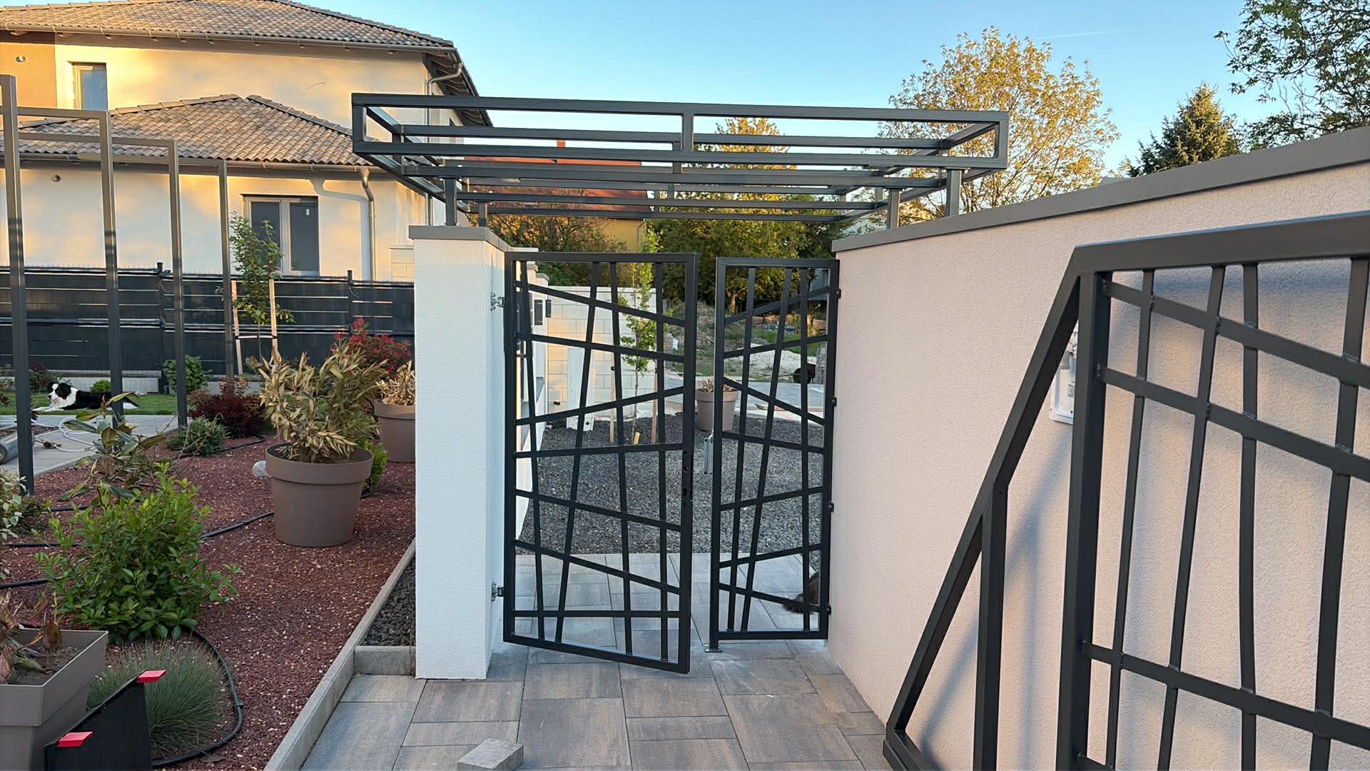 Modern családi ház — kerítés, kapuk, pergola — 6